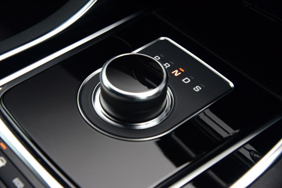 Детали интерьера Jaguar XE 300 Sport 2018 года  (UK) (фото 10 из 24)